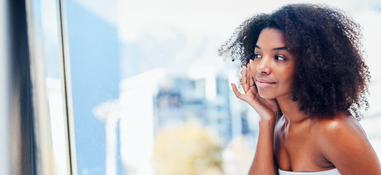woman using retinol skincare